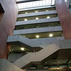 Theatre performance Gegenwind / Head Wind in the foyer of the Frankfurt University of Applied Sciences