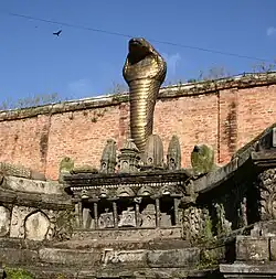 Middle section of the spout wall with miniatures