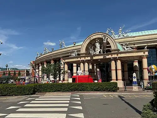 Exterior of the Trafford Centre, Manchester, UK, designed by Chapman Taylor and Leach Rhodes Walker, with sculptures by Colin Spofforth and Guy Portelli, 1998[137]