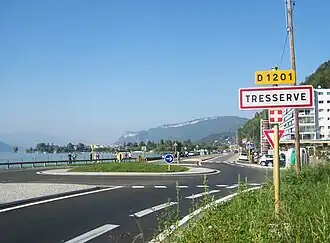 The road into Tresserve, alongside the Bourget lake