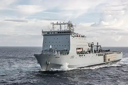 RFA&nbsp;Lyme Bay with a Mexeflote on its port side