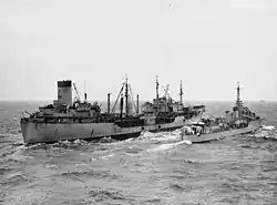 USS&nbsp;Manatee refueling HMAS&nbsp;Warramunga off Korea, 27 June 1951