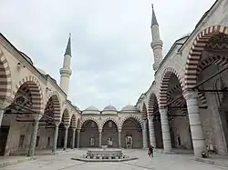 Üç Şerefeli Mosque: courtyard