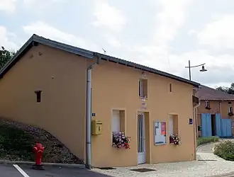 The town hall in Varmonzey