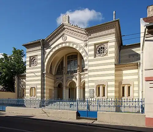 Large, cream-coloured synagogue