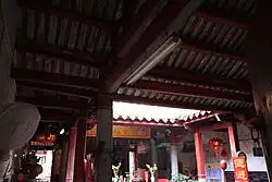 A skywell in a Fujian temple with enclosing halls and bays on four sides.