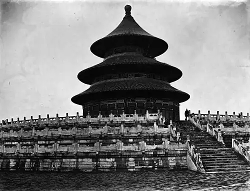 北京城內天壇塔塔內四龍綑柱 No. 916, THE TEMPLE OF HEAVEN, PEKIN.
