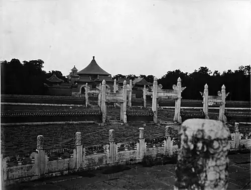 北京城天壇面前觀到塔處 No. 917, THE TEMPLE OF HEAVEN, PEKIN.