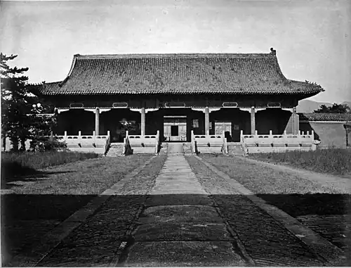 十三陵即永樂皇之頭進殿士名長陵此殿廣闊之極 No. 907, THE MING TOMBS.