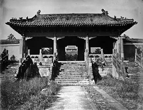十三陵名叫定陵係明神宗顯皇陵在北京城外約五十里 No. 904, THE MING TOMBS.