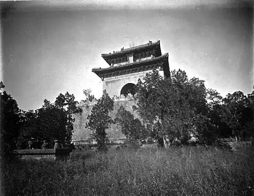十三陵此係明塚之碑樓碑樓後便安置先皇之棺槨 No. 905, THE MING TOMBS.