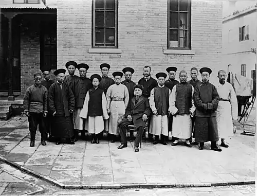 大英國欽差威大人與各聽差人員 No. 930, PEKIN.