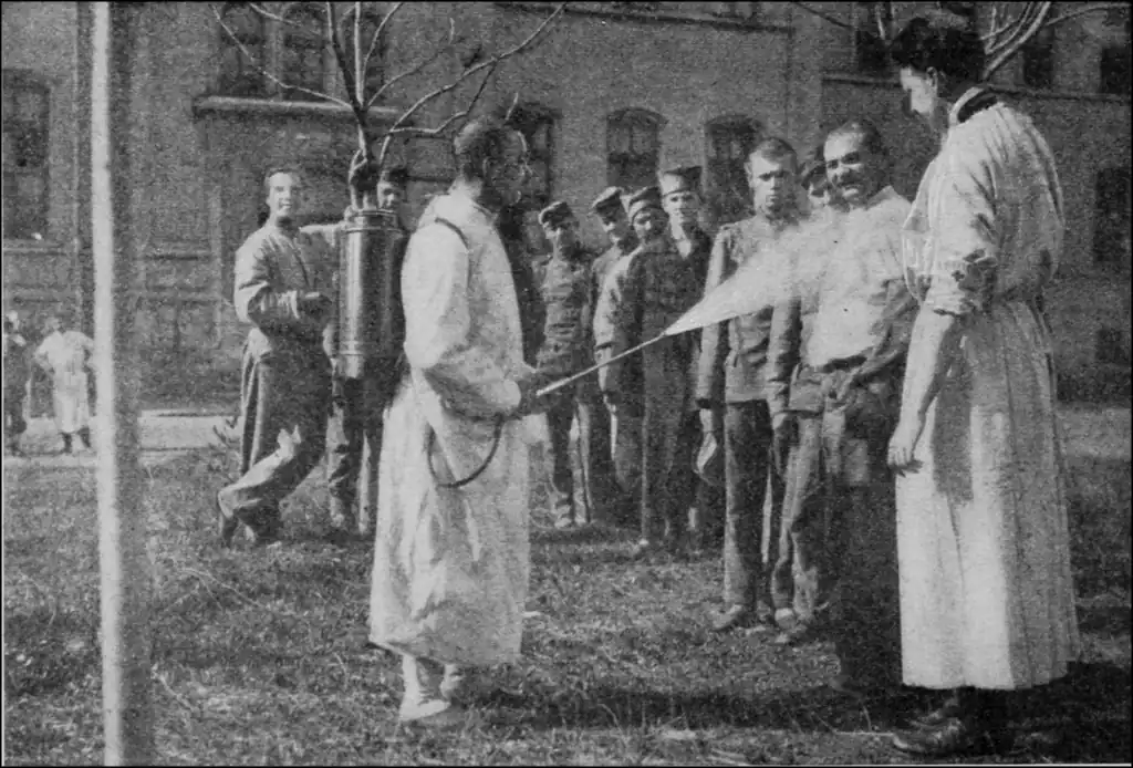 image of desinfecting Serbien soldiers